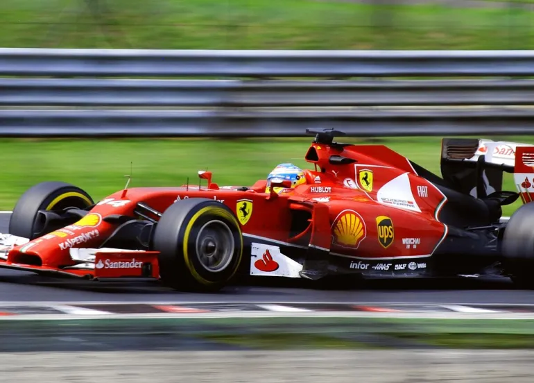Formula 1: Hamilton tra frustrazione e determinazione in Ferrari
