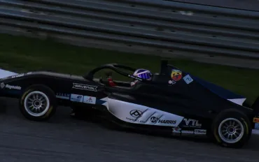 Sfida interna tra Piastri e Norris in McLaren: Un confronto di pressioni