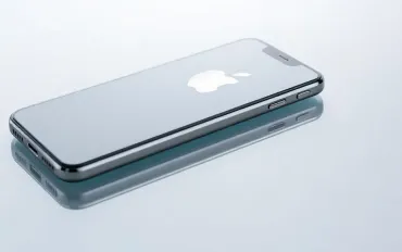 Futuro in Vetro: Il Sogno di Apple per un iPhone Interamente in Vetro