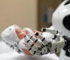 Innovazione da guinness: Robot madre porta a termini bambini mani