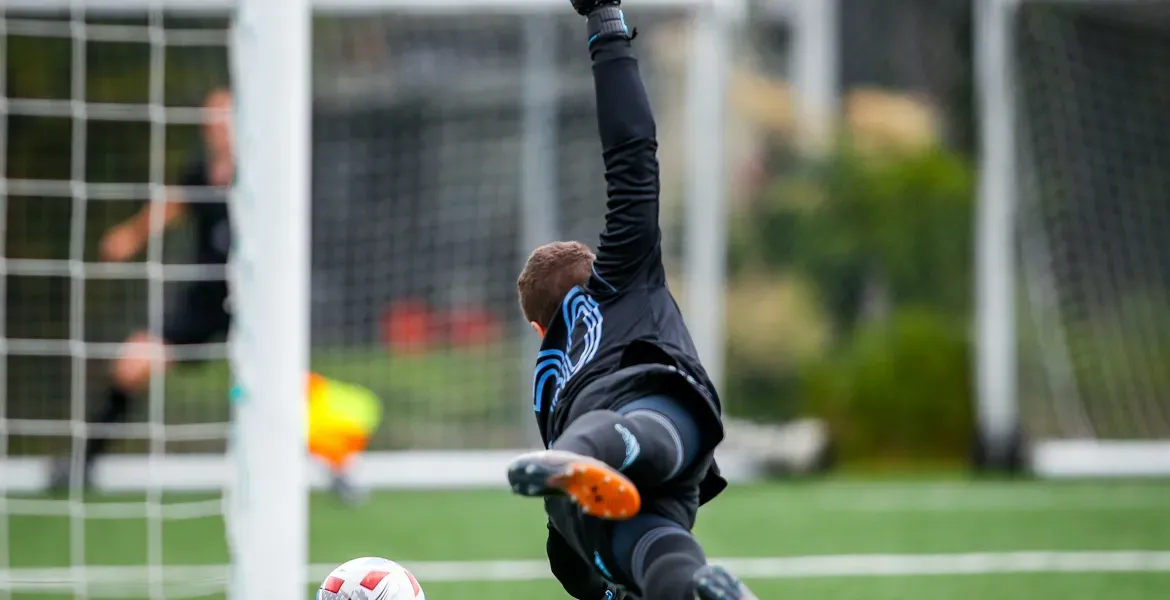 Zion Suzuki: Il giovane portiere Rrifiuta le big d'europa