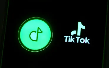 TikTok rivoluziona la moderazione: via libera all'intelligenza artificiale
