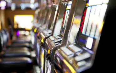 Gioco d’azzardo patologico, a Carrara arriva la finta slot machine