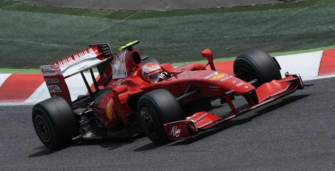 Isaac Hadjar eguaglia Vettel e Verstappen con un podio storico in F1