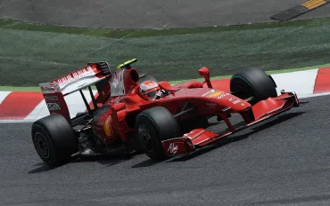 Isaac Hadjar eguaglia Vettel e Verstappen con un podio storico in F1