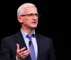 Tim Cook elogia Trump per la leadership e spinta all'innovazione