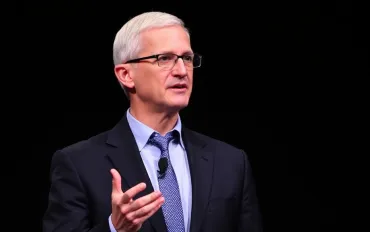 Tim Cook elogia Trump per la leadership e spinta all'innovazione