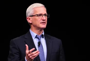 Tim Cook elogia Trump per la leadership e spinta all'innovazione
