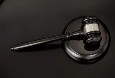 Anthropic condannata a pagare maxi rimborsi per violazione del copyright