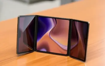 Samsung rivoluziona: lo schermo centrale del Galaxy Z TriFold