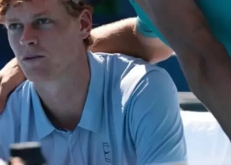 Jannik Sinner e la verità dietro le false dichiarazioni del coach