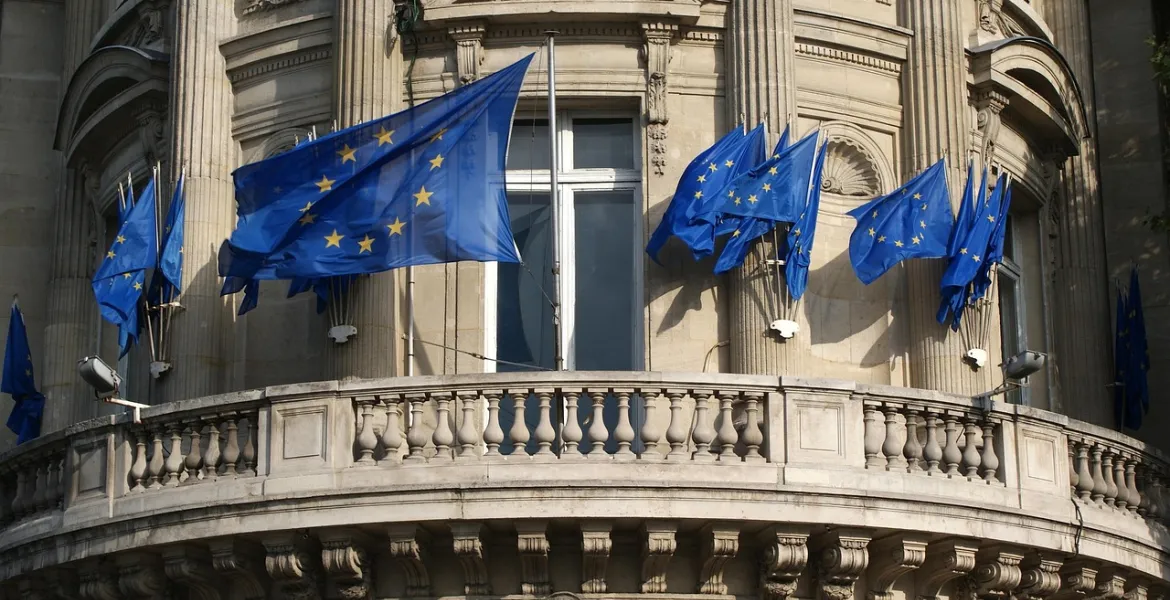 Microsoft evita multe UE: Accordo su Teams e Office 365