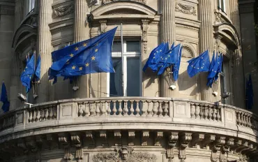 Microsoft evita multe UE: Accordo su Teams e Office 365